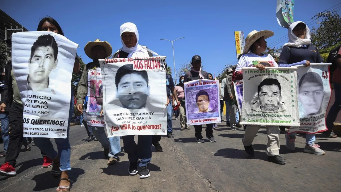 VIDEOS: Familiares de normalistas de Ayotzinapa marchan en la Ciudad México